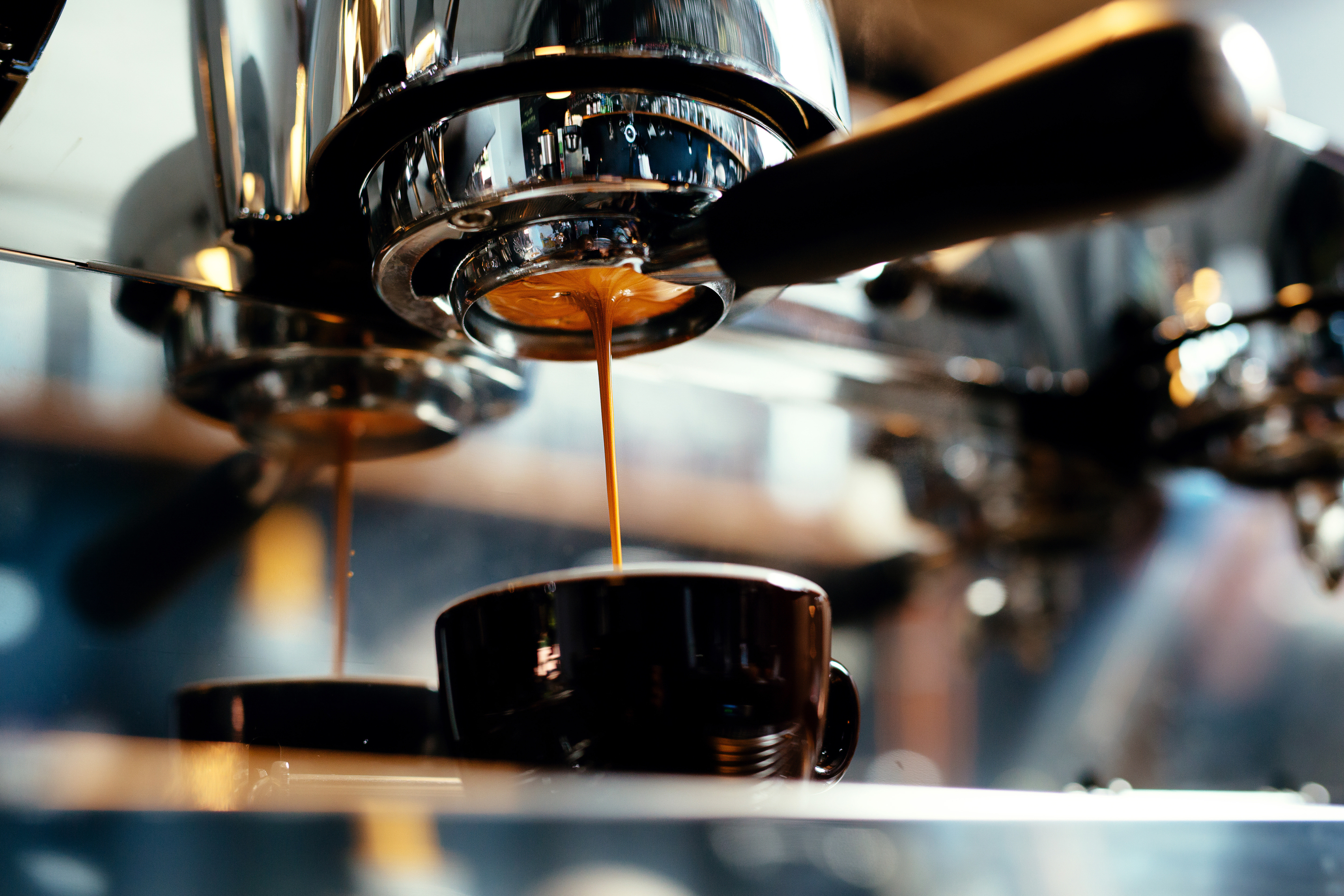 Frischer Espresso läuft aus einem Siebträger