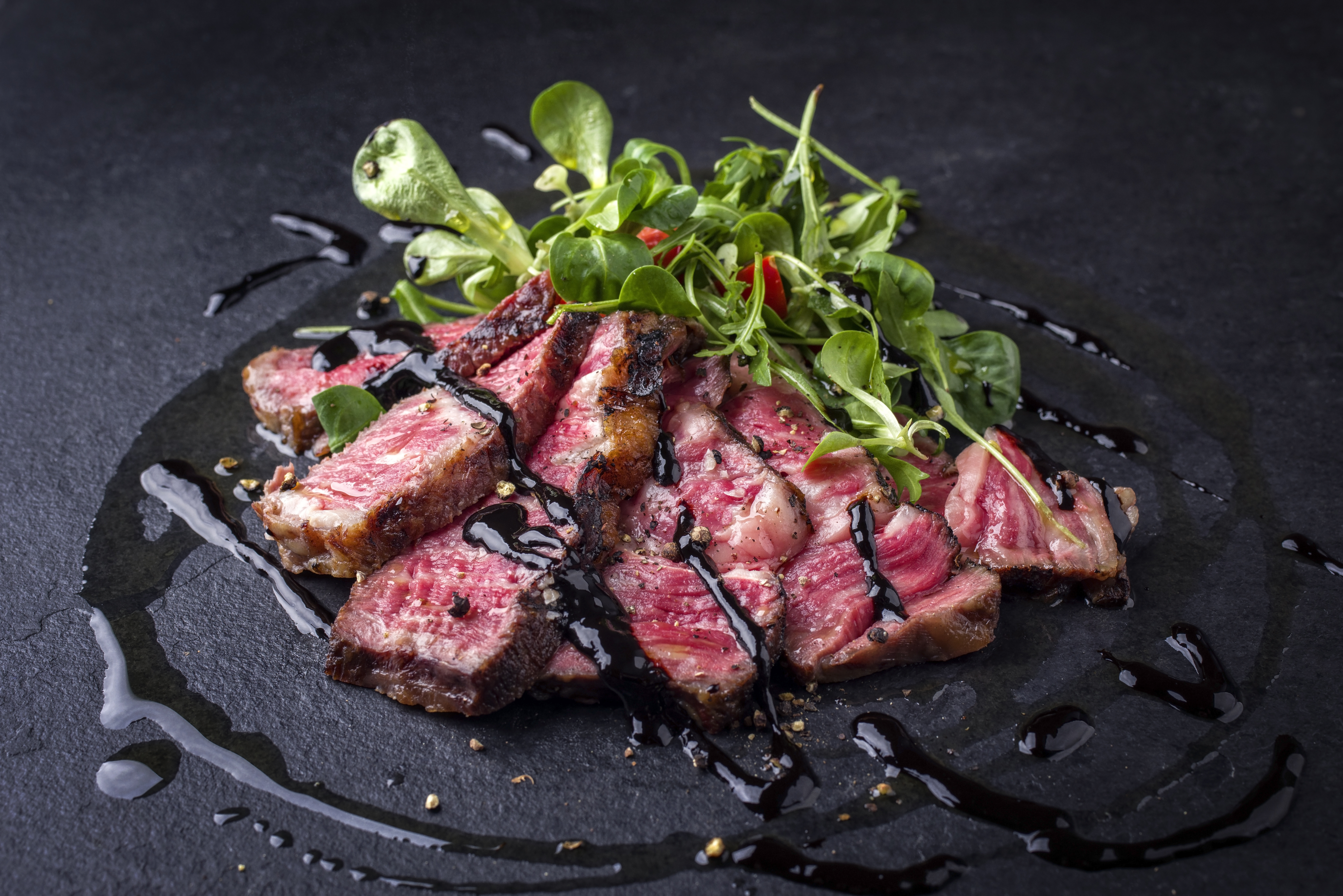 Aceto Balsamico auf rotem Fleisch